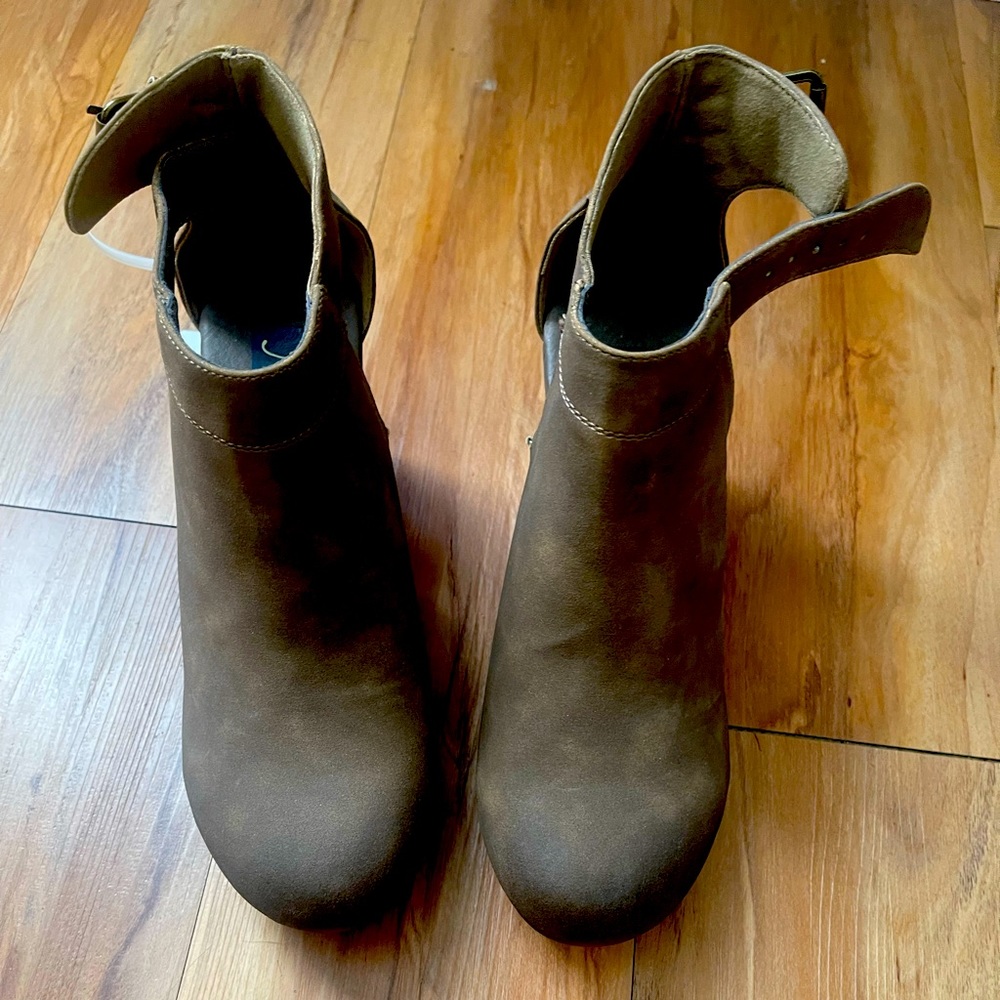 Natural Reflections size 8.5 comfort clogs.